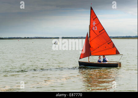 Ein kleines Segelboot auf dem Blackwater River in Essex. Stockfoto