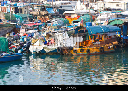 Boote in engen In der schwimmenden Dorf verpackt. Causeway Bay Typhoon Shelter, Hong Kong. Stockfoto