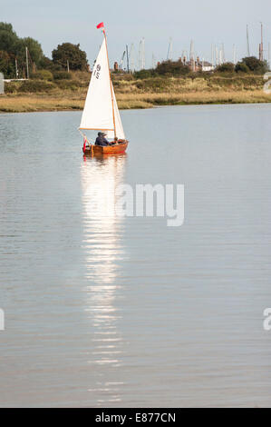 Eine kleine Jolle am Fluss Blackwater in Essex. Stockfoto