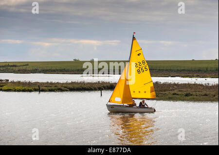 Ein kleines Segelboot auf dem Blackwater River in Essex. Stockfoto