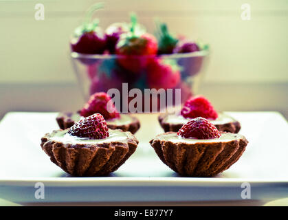 Posen, Polen, Muffins in Blätterteig mit Vanillecreme und Erdbeeren Stockfoto