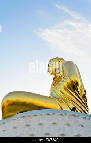 Phra Phuttha Kitti Siri Chai, große goldene Buddha-Statue auf dem Berg Thongchai in Ban Krut in Prachuap Khiri Khan Province o Stockfoto