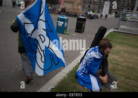 Pro-Unabhängigkeit "Ja Scotland" Unterstützer verdauen die Nachricht, dass sie die schottischen Unabhängigkeitsreferendum Schottland 2014 verloren. Stockfoto