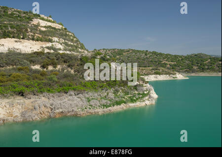 Die Landschaft und türkis Wasser am Evretou Damm in Zypern Stockfoto