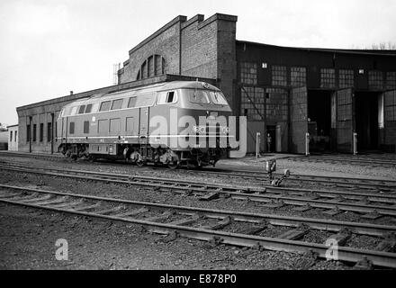 Gelsenkirchen, Deutschland, Diesel Lokomotive Class 150 vor dem Ringlokschuppen des BW Gelsenkirchen Stockfoto