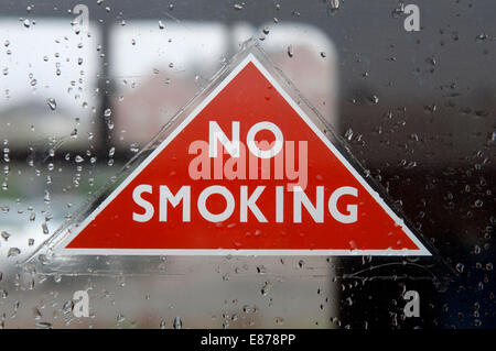 Kein Rauchen Zeichen im alten Bahnhof Beförderung Fenster, Severn Valley Railway, UK Stockfoto