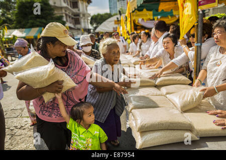 Bangkok, Thailand. 1. Oktober 2014. Bedürftige Menschen abholen kostenlos Reis an Wat Yannawa (auch buchstabiert Yan Nawa) während das vegetarische Festival in Bangkok. Das vegetarische Festival feiert man in ganz Thailand. Es ist die thailändische Version von The neun Kaiser Götter Festival, eine 9-tägige taoistischen Feier beginnt am Vorabend des 9. Monats des chinesischen Kalenders. Bildnachweis: ZUMA Press, Inc./Alamy Live-Nachrichten Stockfoto