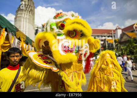 Bangkok, Thailand. 1. Oktober 2014. Ein Löwe-Tänzer führt am Wat Yannawa (auch buchstabiert Yan Nawa) während das vegetarische Festival in Bangkok. Das vegetarische Festival feiert man in ganz Thailand. Es ist die thailändische Version von The neun Kaiser Götter Festival, eine 9-tägige taoistischen Feier beginnt am Vorabend des 9. Monats des chinesischen Kalenders. Bildnachweis: ZUMA Press, Inc./Alamy Live-Nachrichten Stockfoto