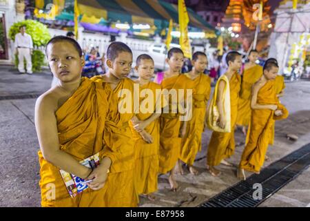 Bangkok, Thailand. 1. Oktober 2014. Buddhistischen Novizen an Wat Yannawa (auch buchstabiert Yan Nawa) während das vegetarische Festival in Bangkok. Das vegetarische Festival feiert man in ganz Thailand. Es ist die thailändische Version von The neun Kaiser Götter Festival, eine 9-tägige taoistischen Feier beginnt am Vorabend des 9. Monats des chinesischen Kalenders. Bildnachweis: ZUMA Press, Inc./Alamy Live-Nachrichten Stockfoto