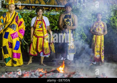 Bangkok, Thailand. 1. Oktober 2014. Feuerwandler beten in der Nähe der Feuerstelle am Wat Yannawa (auch buchstabiert Yan Nawa) während das vegetarische Festival in Bangkok. Das vegetarische Festival feiert man in ganz Thailand. Es ist die thailändische Version von The neun Kaiser Götter Festival, eine 9-tägige taoistischen Feier beginnt am Vorabend des 9. Monats des chinesischen Kalenders. Bildnachweis: ZUMA Press, Inc./Alamy Live-Nachrichten Stockfoto