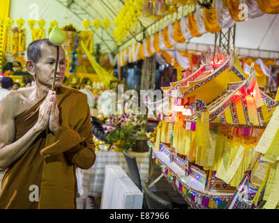 Bangkok, Thailand. 1. Oktober 2014. Ein Mönch führt eine Prozession vor der Feuerlauf am Wat Yannawa (auch buchstabiert Yan Nawa) während das vegetarische Festival in Bangkok. Das vegetarische Festival feiert man in ganz Thailand. Es ist die thailändische Version von The neun Kaiser Götter Festival, eine 9-tägige taoistischen Feier beginnt am Vorabend des 9. Monats des chinesischen Kalenders. Bildnachweis: ZUMA Press, Inc./Alamy Live-Nachrichten Stockfoto