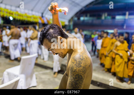 Bangkok, Thailand. 1. Oktober 2014. Ein Firewalker segnet sich mit Flammen vor dem Feuerlauf am Wat Yannawa (auch buchstabiert Yan Nawa) während das vegetarische Festival in Bangkok. Das vegetarische Festival feiert man in ganz Thailand. Es ist die thailändische Version von The neun Kaiser Götter Festival, eine 9-tägige taoistischen Feier beginnt am Vorabend des 9. Monats des chinesischen Kalenders. Bildnachweis: ZUMA Press, Inc./Alamy Live-Nachrichten Stockfoto