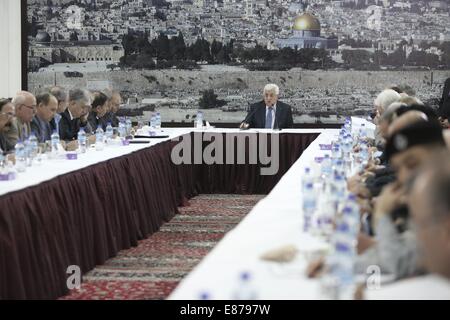 Ramallah. 1. Oktober 2014. Der palästinensische Präsident Mahmoud Abbas leitet eine Sitzung für die palästinensische Führung in der West Bank Stadt Ramallah am 1. Oktober 2014. © Fadi Aruri/Xinhua/Alamy Live-Nachrichten Stockfoto