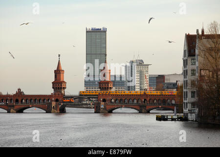 Berlin, Deutschland, mit Blick auf die Spree auf der oberen Baum Brücke Stockfoto