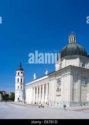 Blick auf die Vilnius Kathedrale/Katedra und Clocktower von SE, auf dem Hauptplatz; Vilnius, Litauen Stockfoto