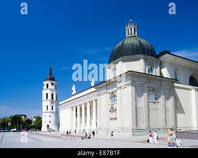 Blick auf die Vilnius Kathedrale/Katedra und Clocktower von SE, auf dem Hauptplatz; Vilnius, Litauen Stockfoto