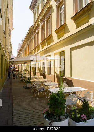 Tabellen warten, für das Mittagessen in einer Gasse aus Vokieciu Straße/Gatve, Vilnius, Litauen Stockfoto