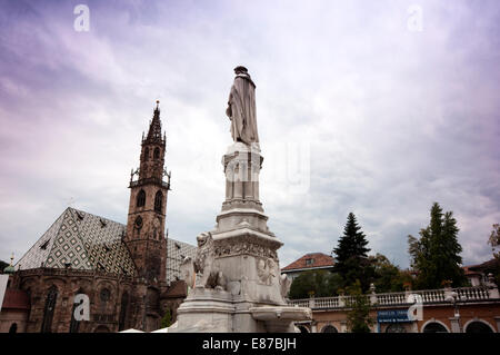 Italien, Südtirol, Bozen, Bozen, Square Walther, Waltherplatz, Denkmal Hintergrund Kathedrale Stockfoto