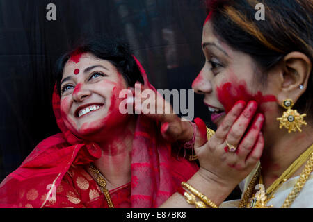 Frauen feiern Durga Puja, Kolkata, Westbengalen, Indien Stockfoto