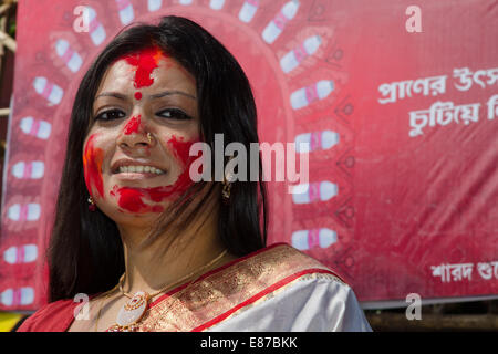 Bengali Frau feiert Durga Puja, Kolkata, Westbengalen, Indien Stockfoto