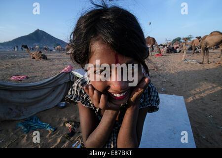 Porträt eines Mädchens mit grünen Augen in Pushkar Camel Fair. Stockfoto