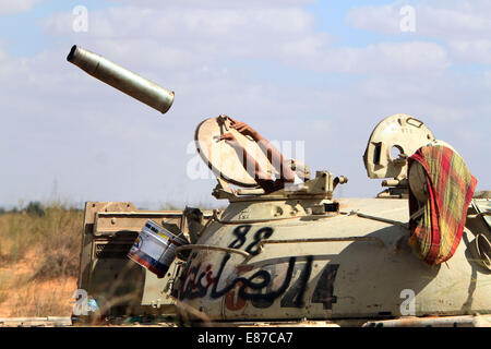 Tripoli, Libyen. 1. Oktober 2014. Ein Libyen Dawn Kämpfer wirft einen Shell-Fall aus einem Tank in der Wershfana Region in Tripolis, Libyen, auf 1. Oktober 2014. Schwere Auseinandersetzungen weiter zwischen Libyen Dawn Kämpfer und lokale Milizen am Mittwoch in Tripolis die Wershfana Region. Bildnachweis: Hamza Türkei/Xinhua/Alamy Live-Nachrichten Stockfoto