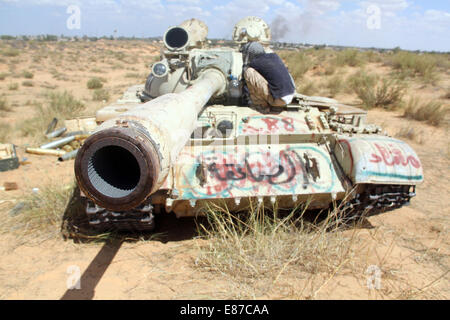 Tripoli, Libyen. 1. Oktober 2014. Ein Libyen Dawn Kämpfer sitzen auf einem Panzer in der Wershfana Region in Tripolis, Libyen, auf 1. Oktober 2014. Schwere Auseinandersetzungen weiter zwischen Libyen Dawn Kämpfer und lokale Milizen am Mittwoch in Tripolis die Wershfana Region. Bildnachweis: Hamza Türkei/Xinhua/Alamy Live-Nachrichten Stockfoto