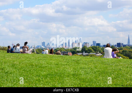 Besucher genießen Sie Blick auf die Skyline von London aus Primrose Hill London England Vereinigtes Königreich UK Stockfoto