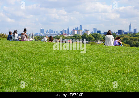 Besucher genießen Sie Blick auf die Skyline von London aus Primrose Hill London England Vereinigtes Königreich UK Stockfoto