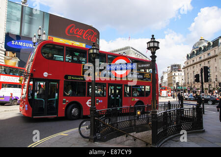 Ein roter Doppeldecker-Bus geht Piccadilly Circus in London England Vereinigtes Königreich Großbritannien Stockfoto