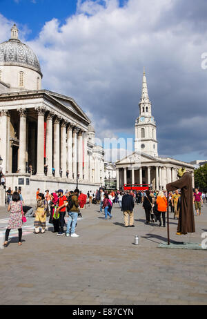 Londoner und Touristen außerhalb der National Gallery am Trafalgar Square London England Vereinigtes Königreich UK Stockfoto