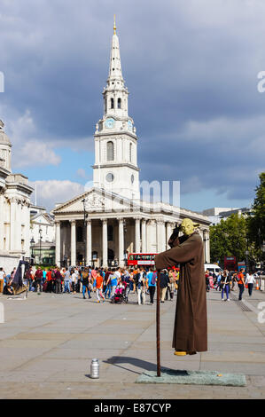 Londoner und Touristen außerhalb der Kirche St. Martin-in-the-Fields am Trafalgar Square London England Vereinigtes Königreich UK Stockfoto