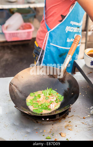 Rühren Sie gebraten mit Garnelen in Vorbereitung auf den Straßen von Ayutthaya, Thailand Stockfoto