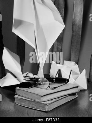 Zwei Bücher, Gläser und einer Feder Umgebung mit Papierfiguren gemacht Stockfoto