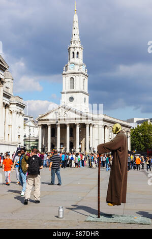 Londoner und Touristen außerhalb der Kirche St. Martin-in-the-Fields am Trafalgar Square London England Vereinigtes Königreich UK Stockfoto