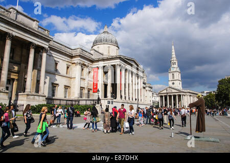 Londoner und Touristen außerhalb der National Gallery am Trafalgar Square London England Vereinigtes Königreich UK Stockfoto