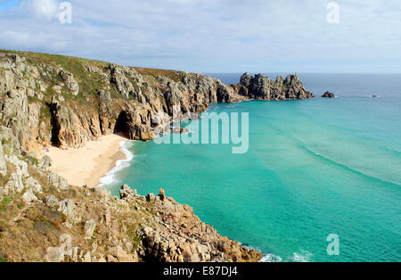 Pedn Vounder Strand mit Treryn Dinas Klippen hinaus Treen, Cornwall, UK Stockfoto