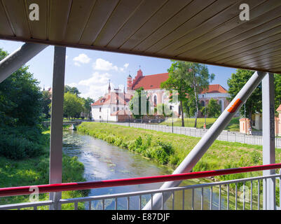 Šv. Onos Bažnyčios/St.-Annen Kirche von der Akademie der bildenden Künste-Brücke über den Fluss von Vilnius, Vilnius, Litauen Stockfoto