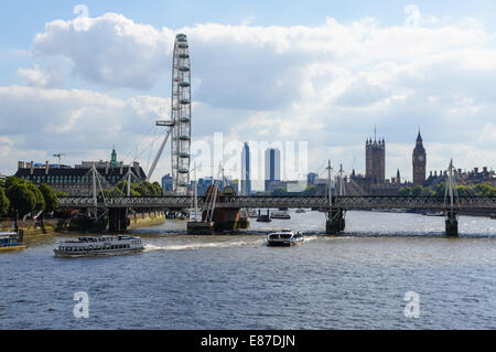 Blick auf die Skyline von London aus Waterloo Bridge London England Vereinigtes Königreich UK Stockfoto