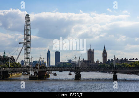 Blick auf die Skyline von London aus Waterloo Bridge London England Vereinigtes Königreich UK Stockfoto