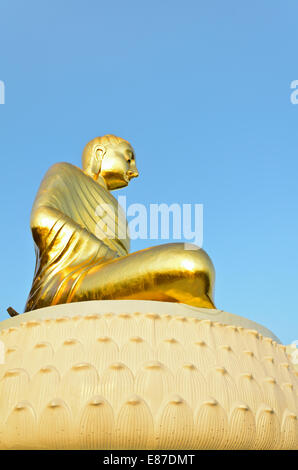 Phra Phuttha Kitti Siri Chai, große goldene Buddha-Statue auf dem Berg Thongchai in Ban Krut in Prachuap Khiri Khan Province o Stockfoto