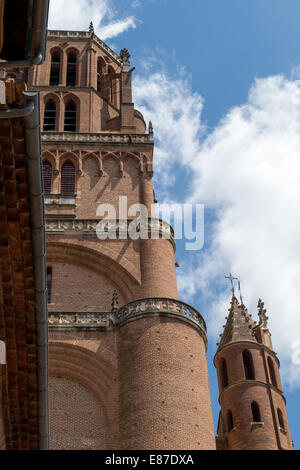 Albi Kathedrale Glockenturm entnommen Rue du Castelviel an einem Julitag Stockfoto