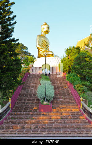 Treppe zum Phra Phuttha Kitti Siri Chai Buddhastatue auf Thongchai Berg in Ban Krut in Prachuap Khiri Khan Province of Thaila Stockfoto