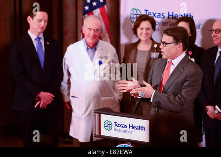 Houston, USA. 1. Oktober 2014. Texas-Gouverneur Rick Perry (vorne R) spricht während einer Pressekonferenz im Texas Health Presbyterian Hospital in der nördlichen Texas Stadt von Dallas, USA, 1. Oktober 2014. Beamte aus dem US-Bundesstaat Texas bestätigte am Mittwoch, die fünf Studenten, hatte mit dem Mann mit Ebola diagnostiziert Kontakt sind überwacht werden und der Zustand des Patienten hatte wurde ein Upgrade von kritische, ernst. Bildnachweis: Xu Xun/Xinhua/Alamy Live-Nachrichten Stockfoto