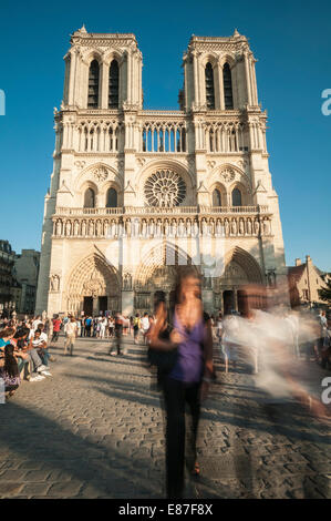 Notre Dame de Paris, Kathedrale Notre-Dame, Westfassade, Bewegungsunschärfe von Touristen, Ile De La Cite, Paris, Frankreich Stockfoto