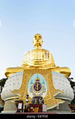 Phra Phuttha Kitti Siri Chai, große goldene Buddha-Statue auf dem Berg Thongchai in Ban Krut in Prachuap Khiri Khan Province o Stockfoto