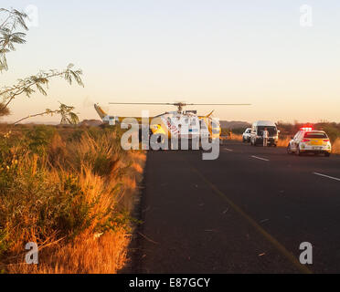 Johannesburg, Südafrika. 1. Oktober 2014. Eine verletzte Person wird von einem Hubschrauber aus der Unfallstelle Verkehr in der Nähe von Johannesburg, Südafrika, am 1. Oktober 2014 verlegt. Mindestens drei chinesische Touristen wurden getötet und eine unbekannte Anzahl von anderen verletzt, als ihr Bus mit einem van in der Nähe von Johannesburg am Mittwochnachmittag kollidierte der chinesischen Botschaft in Südafrika bestätigt. Bildnachweis: Lin Hui/Xinhua/Alamy Live-Nachrichten Stockfoto