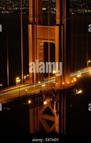 Golden Gate Bridge in der Nacht, San Francisco im Hintergrund Stockfoto