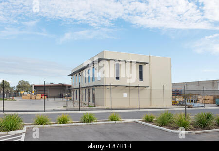 Modernes Bürogebäude mit Industriehalle und Workshop auf dem hinteren plan Stockfoto