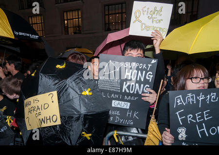 London, UK, 1. Oktober 2014.  Fast 3.000 Menschen versammelten sich vor der chinesischen Botschaft in London, pro-Demokratie-Proteste in Hongkong mit vielen Sonnenschirmen tragen oder tragen ein gelbes Band, das Symbol der Proteste in der ehemaligen britischen Kolonie zu unterstützen.  Bildnachweis: Stephen Chung/Alamy Live-Nachrichten Stockfoto